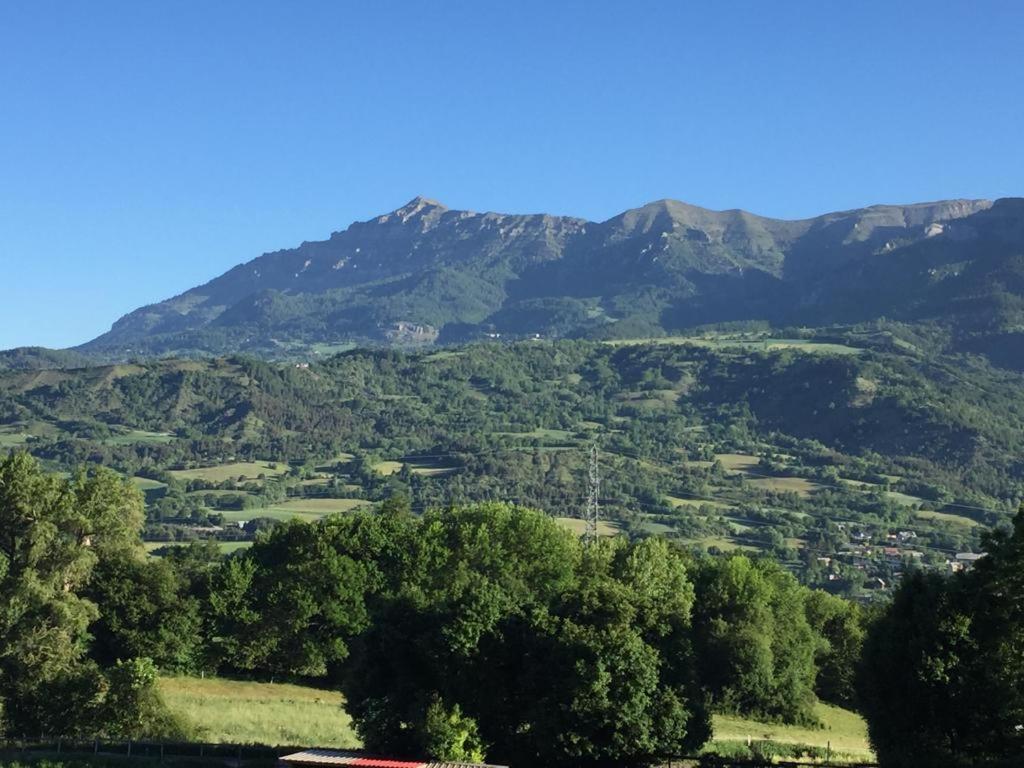Appartement Offrant Une Magnifique Vue Des Montagnes แซงต์-เลแฌร์-เลส์-เมแลซ ภายนอก รูปภาพ
